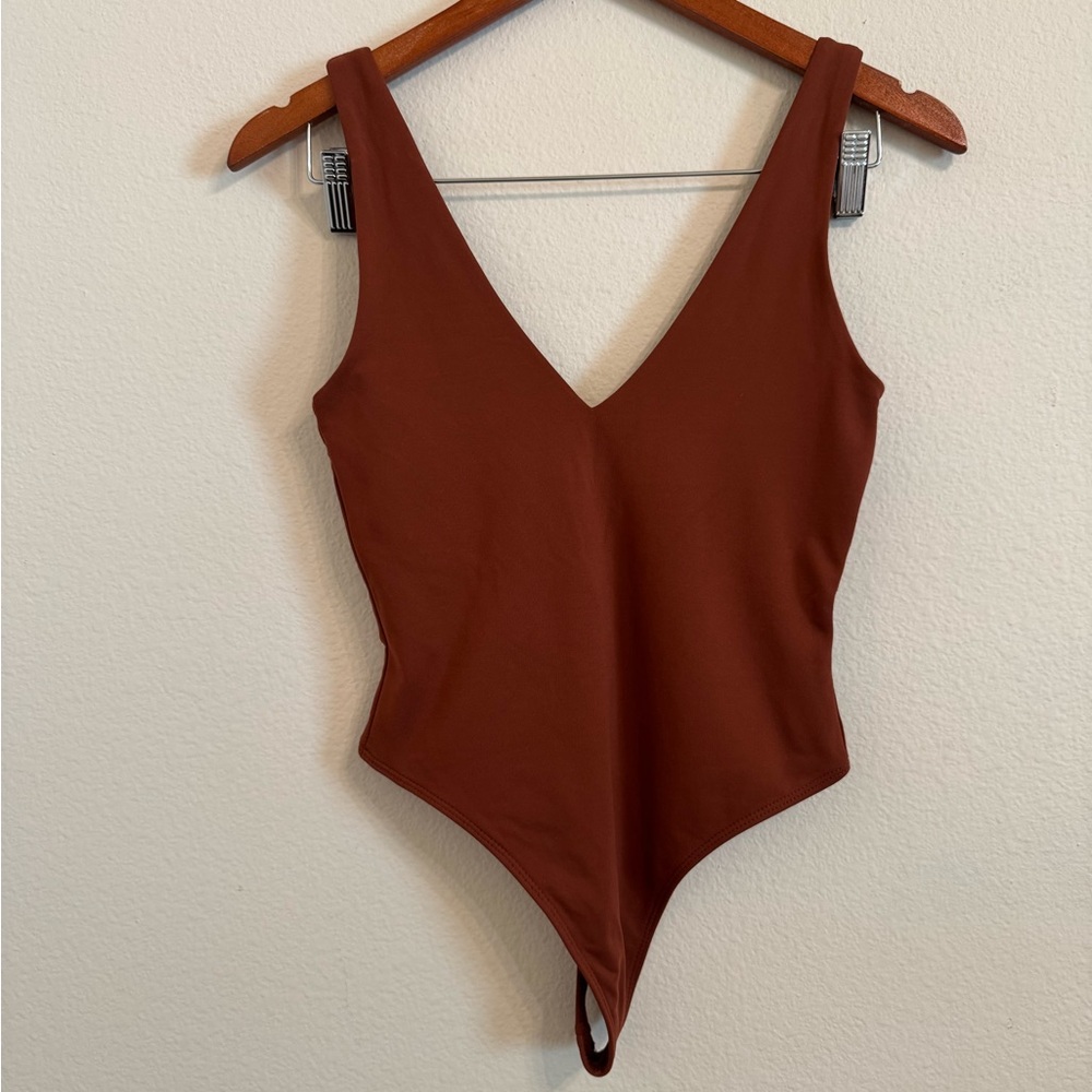 Aritzia | Babaton Contour Deep V-Neck Bodysuit Size Small